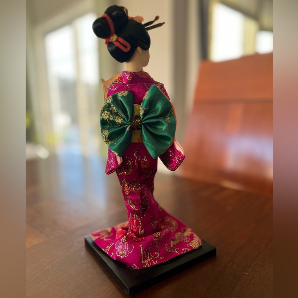 Beautiful Japanese Doll in Kimono with umbrella - Picture 3 of 8
